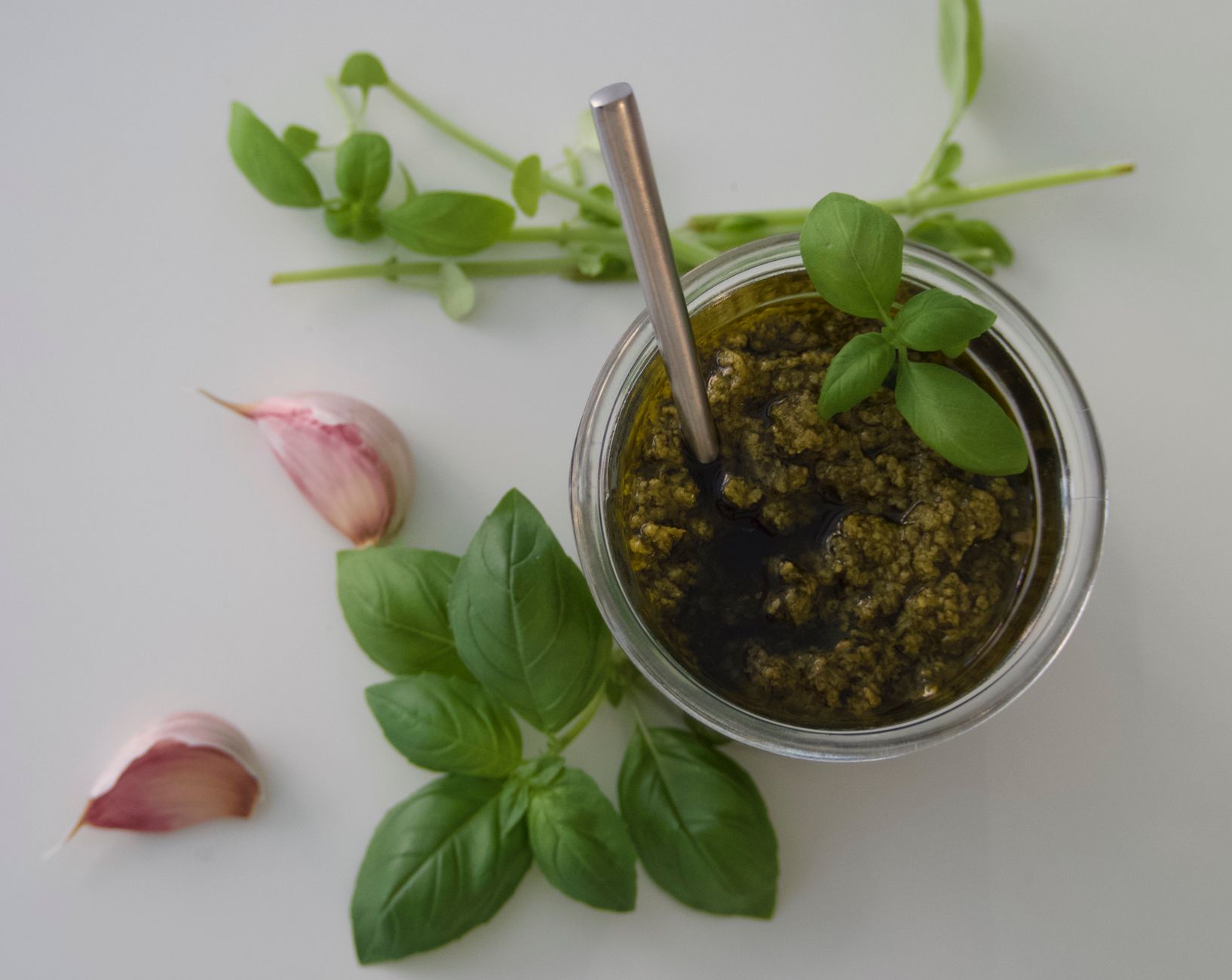 Basilikum, Knoblauch und hausgemachtes Pesto